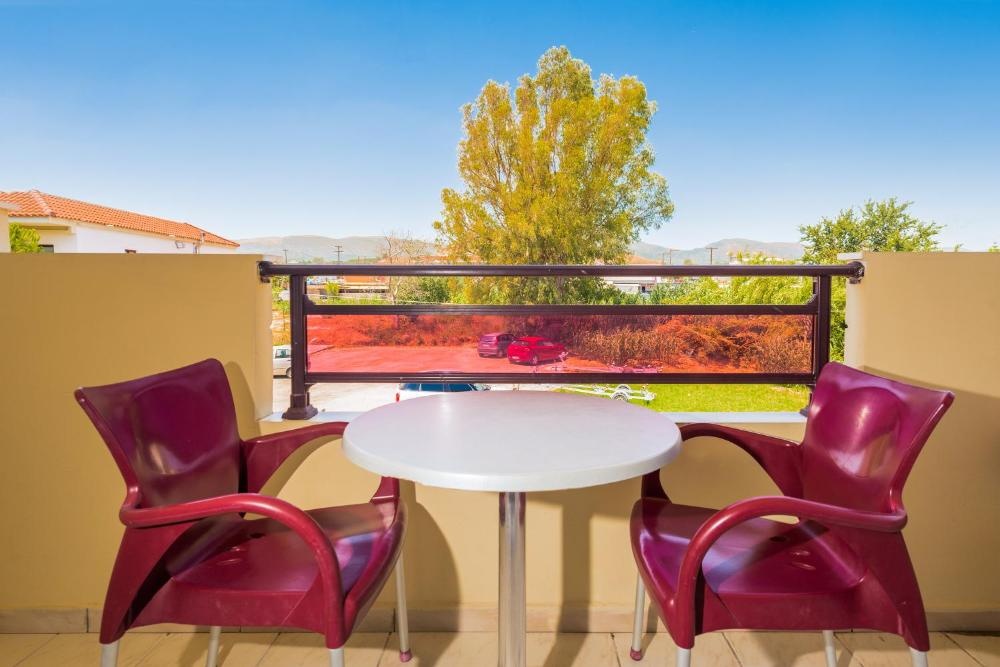 Double or Twin Room with Balcony at Canadian Hotel, photo 5