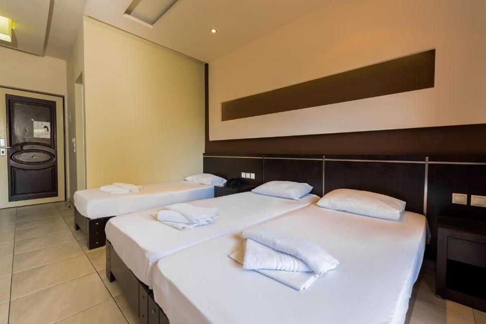Double or Twin Room with Balcony at Canadian Hotel, photo 3