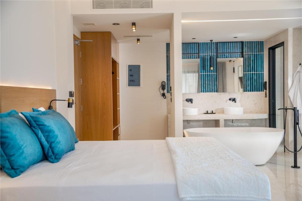Standard Suite at Canadian Hotel, photo 3