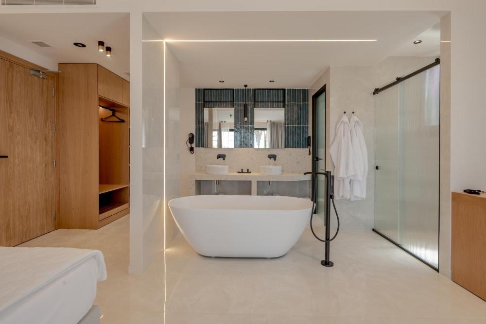 Standard Suite at Canadian Hotel, photo 2