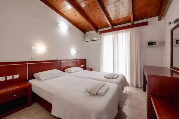 Canadian Hotel 10