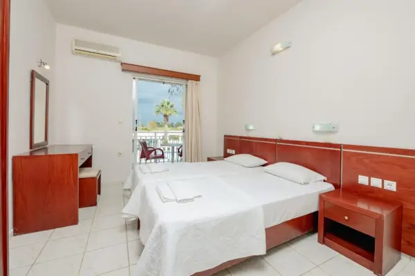 Canadian Hotel 4